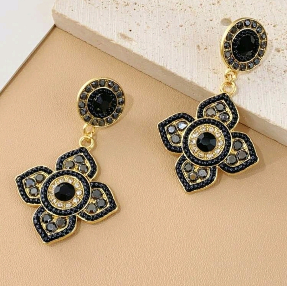 BRAND NEW ** Elegant Black and Gold Floral Drop Earrings